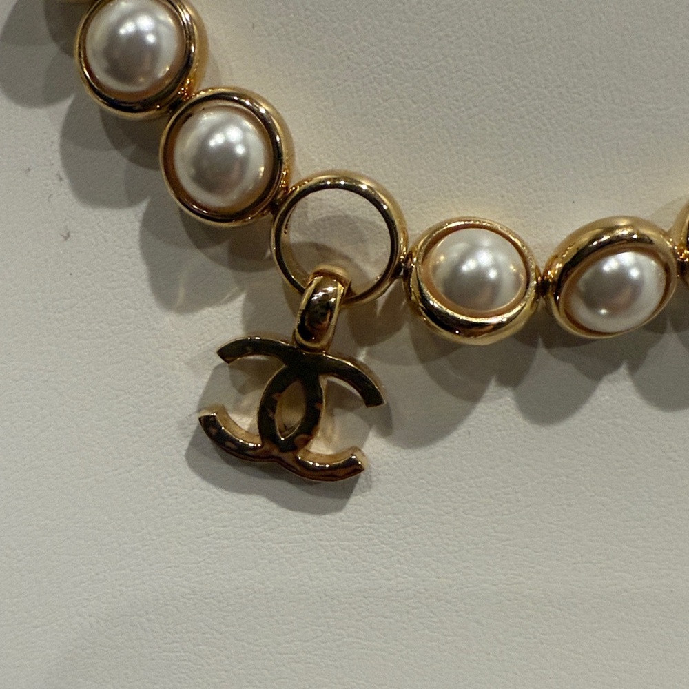 Chanel 2024 Bead Strand CC Gold and Cream Pearl Necklace - Picture 4 of 10